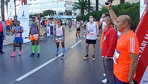 9 Eylül İzmir Yarı Maratonu koşuldu