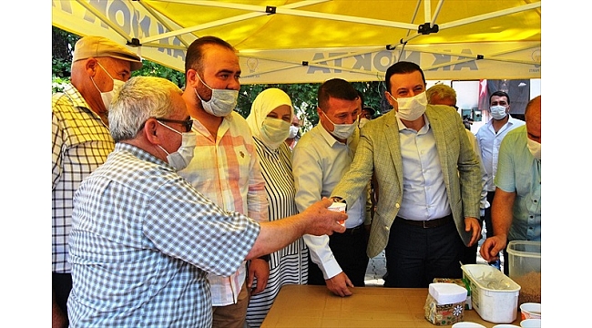 AK Parti İzmir Milletvekili Kaya, aşure dağıttı