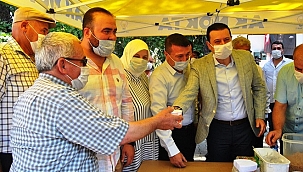 AK Parti İzmir Milletvekili Kaya, aşure dağıttı