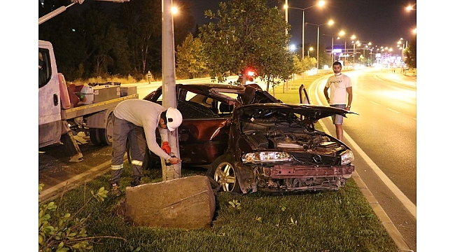 Aydınlatma direğine çarpan otomobilin sürücüsü yaralandı