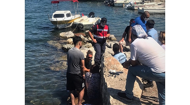 Başını kayalıklara çarpan kişi zabıta ekiplerince kurtarıldı