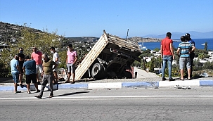 Bodrum'da kamyonet eve girdi: 2 yaralı