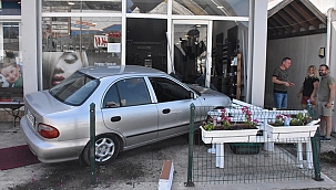 Bodrum'da kontrolden çıkan otomobil iş yerine girdi