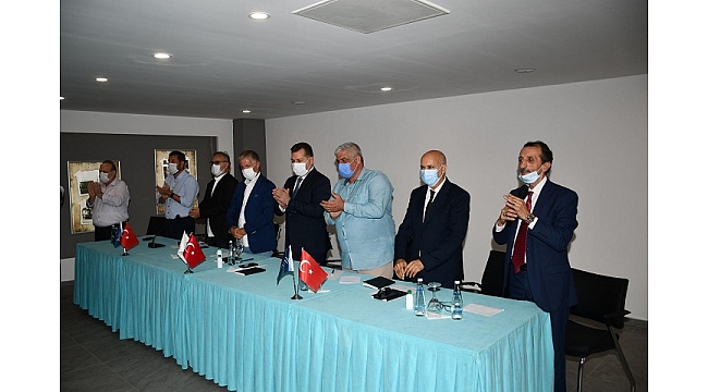 Gazeteciler'den Yunan Gazetesine alkışlı protesto