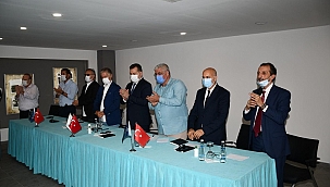 Gazeteciler'den Yunan Gazetesine alkışlı protesto