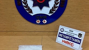 İzmir'de bir otomobilde 1,5 kilo metamfetamin ele geçirildi