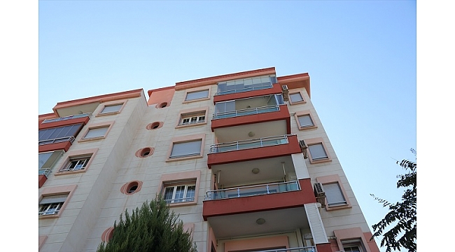 İzmir'de eşini bıçakla öldüren kişi intihar etti