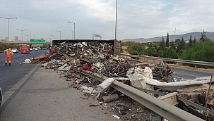 İzmir'de hurda yüklü tır devrildi : 1 yaralı