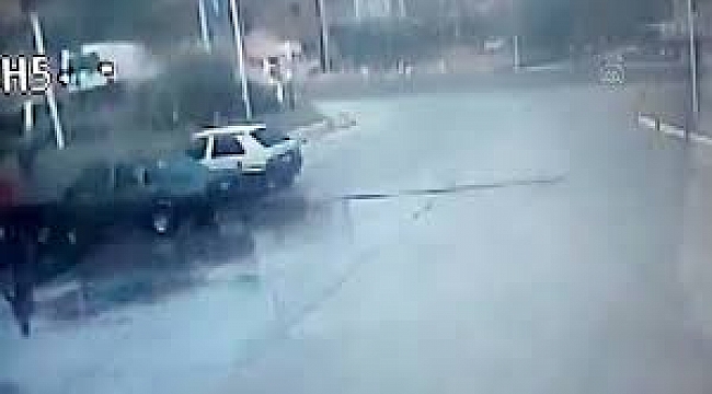 İzmir'de otomobille minibüs çarpıştı: 2 ölü, 2 yaralı