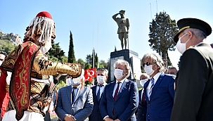 İzmir’in Kurtuluşu Ata’nın kente baktığı yerde kutlandı