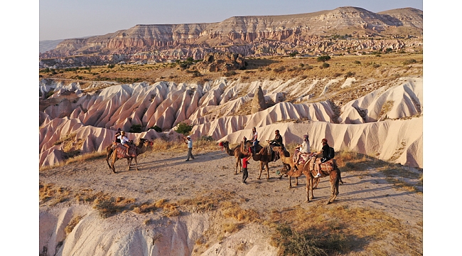 Kapadokya'nın masalsı manzarasını deve safari ile keşfediyorlar