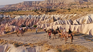 Kapadokya'nın masalsı manzarasını deve safari ile keşfediyorlar