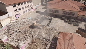 Kula'da depreme dayanıksız okul binasının yıkımına başlandı