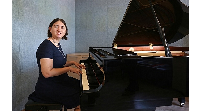 Otizmli genç piyanist, yetenek sınavını geçerek üniversiteli oldu
