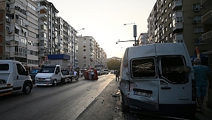 Panelvan park halindeki araçlara çarptı: 3 yaralı