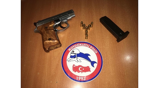 Ruhsatsız silah ele geçirilen araçlardaki iki zanlı gözaltına alındı
