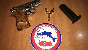Ruhsatsız silah ele geçirilen araçlardaki iki zanlı gözaltına alındı