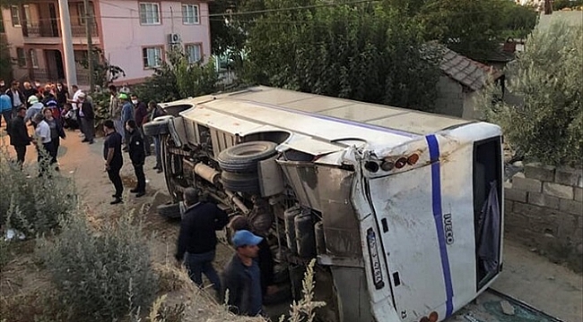 Tarım işçilerini taşıyan minibüsle kamyon çarpıştı: 26 yaralı