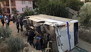 Tarım işçilerini taşıyan minibüsle kamyon çarpıştı: 26 yaralı