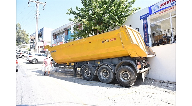 Tırdan ayrılan dorse, otomobillere ve iş yerine çarptı: 1 yaralı