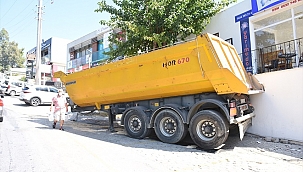 Tırdan ayrılan dorse, otomobillere ve iş yerine çarptı: 1 yaralı
