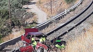 Tren rayına düşen otomobildeki iki kişi yaralandı