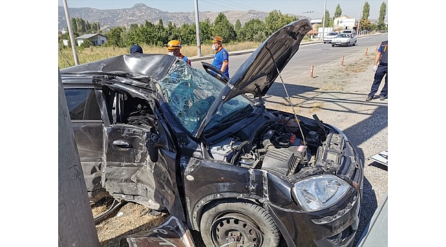Yön levhası direğine çarpan otomobilin sürücüsü öldü