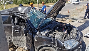 Yön levhası direğine çarpan otomobilin sürücüsü öldü