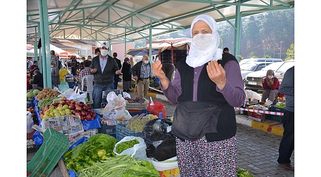 Ahilik geleneğine göre pazarcılar, tezgahlarını dua ile açıyor
