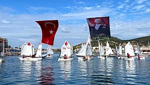 Foçalı yelkenciler Cumhuriyet Bayramı'nı denizde kutladı