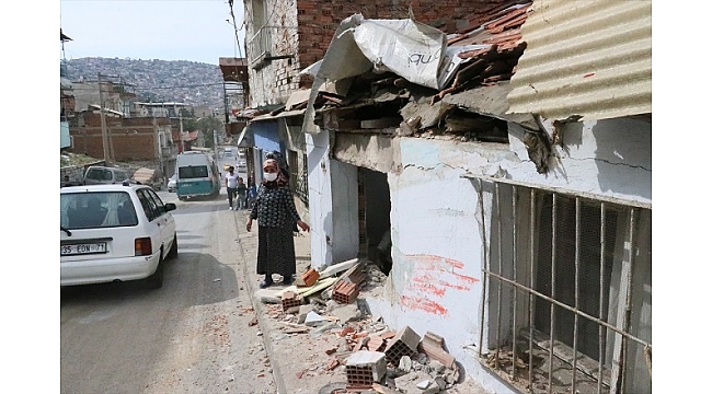 İzmir'de belediye otobüsü evlere çarptı: 6 yaralı