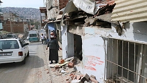 İzmir'de belediye otobüsü evlere çarptı: 6 yaralı