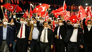 İzmir'de Cumhuriyet'in 97. yılında meşaleli yürüyüş
