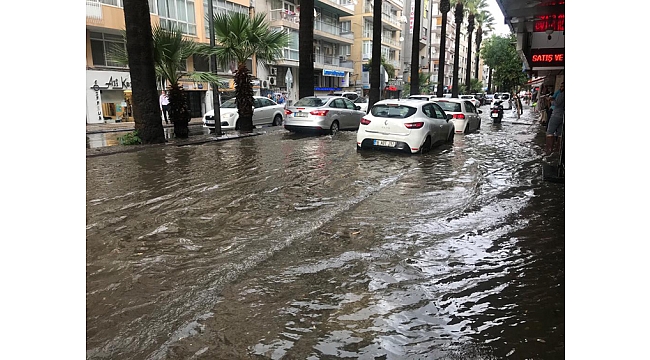 İzmir'de sağanak hayatı olumsuz etkiledi