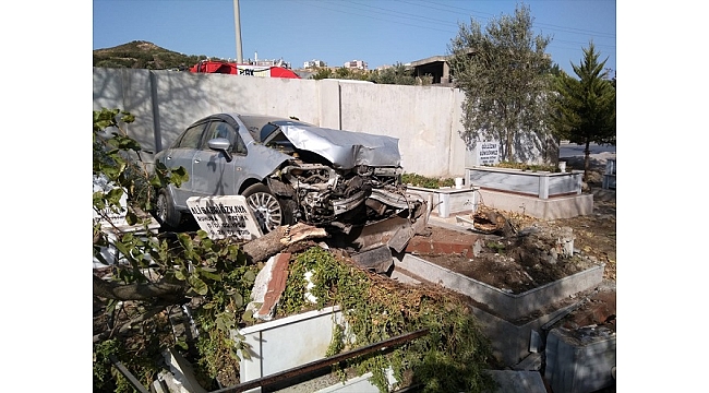İzmir'de yoldan çıkan otomobil mezarlığa girdi