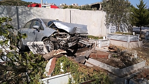 İzmir'de yoldan çıkan otomobil mezarlığa girdi