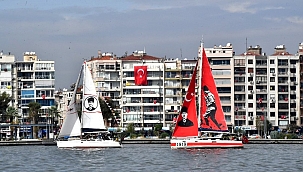 İzmir Körfezi'ndeki teknelerden Cumhuriyet selamı