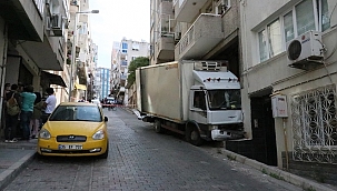 kamyonetin çarptığı otomobilde ve binada hasar oluştu