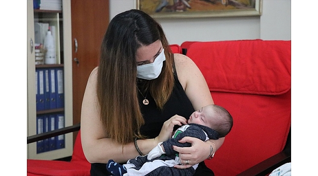Kovid-19 testi pozitif çıkan anne, bebeğine kavuşmanın mutluluğunu yaşıyor