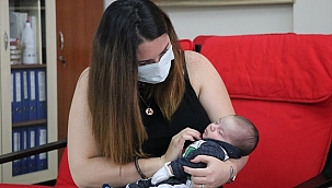 Kovid-19 testi pozitif çıkan anne, bebeğine kavuşmanın mutluluğunu yaşıyor