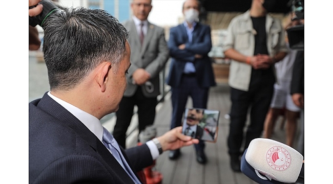 Koyunları kurt saldırısında telef olan aileyi Bakan  sevindirdi
