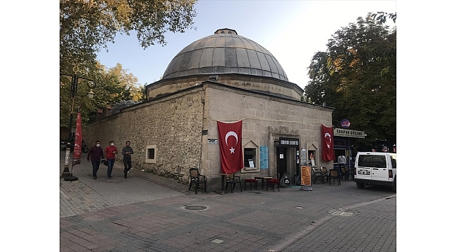 Kütahya'da tarihi hamamın kubbe kurşunları çalındı