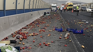 Meyve ve sebze yüklü kamyonet kamyona çarptı: 1 yaralı