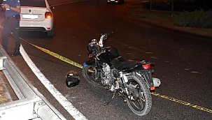 Motosiklet demir bariyere çarptı: 1 ölü