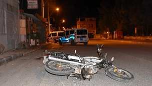 Motosikletlerine mazot alıp kaçan şahıslar kaza yaptı: 2 yaralı