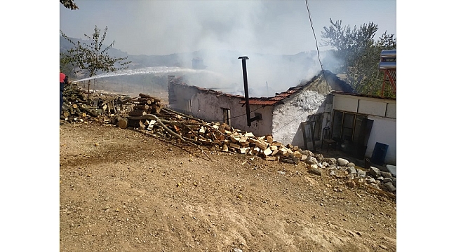 Muğla'da yanan ev kullanılamaz hale geldi