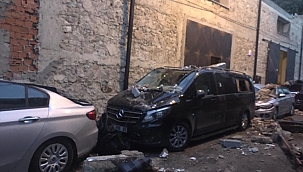Sağanak nedeniyle çöken duvar 5 araçta hasara neden oldu