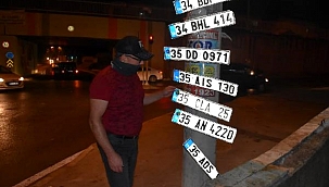 Su birikintisinde düşen plakaların asıldığı direk, 'dilek ağacı'nı andırdı