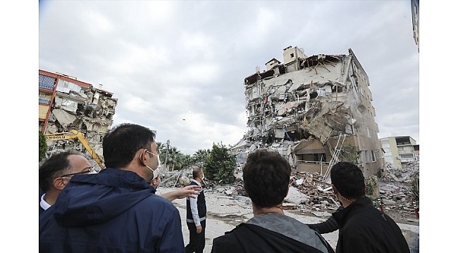 Bakan Kurum, enkaz kaldırma çalışmalarını inceledi: