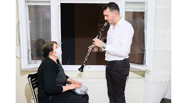 "Balkon konserleri"yle mahallelinin moral kaynağı oldu